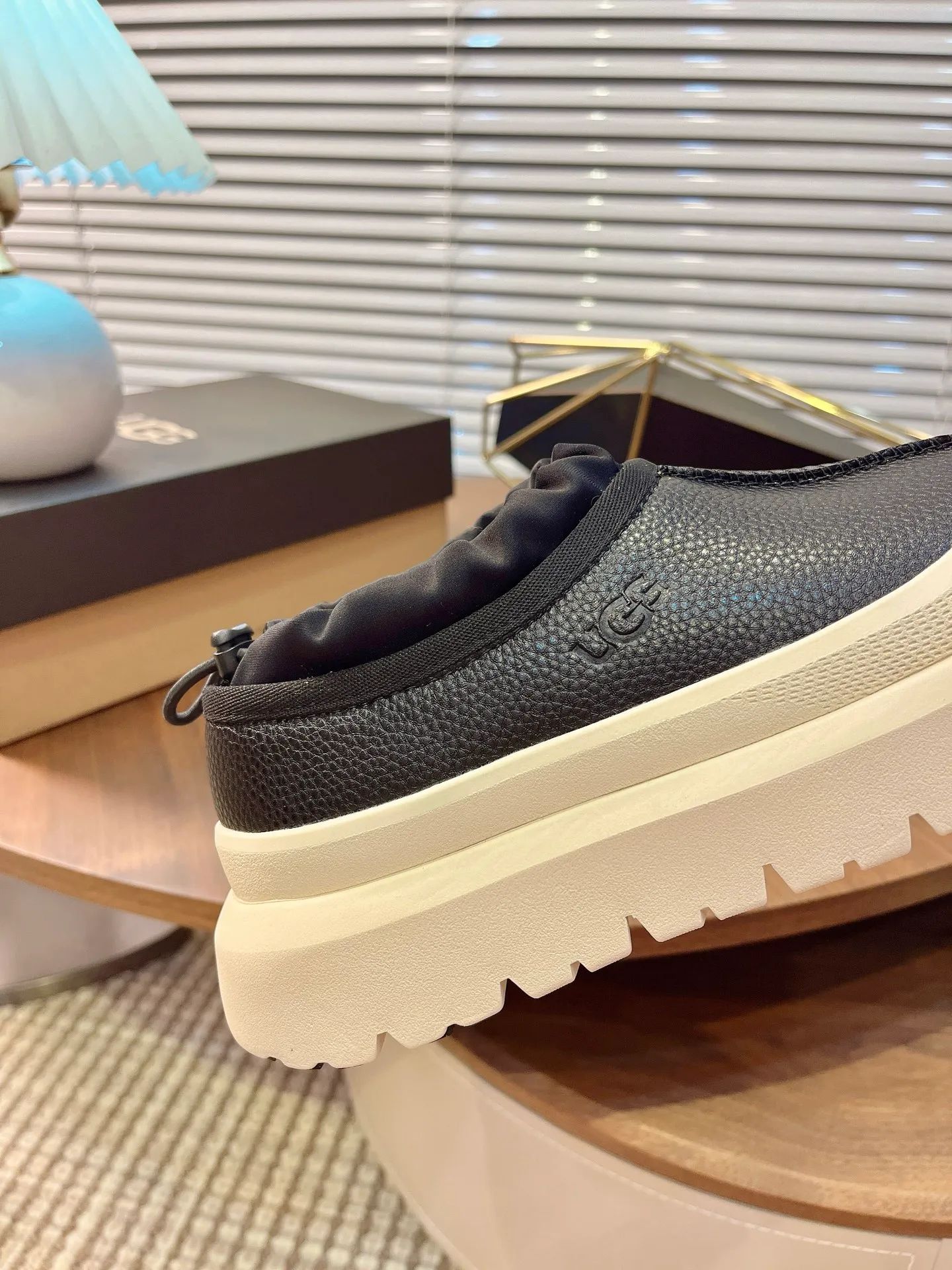 [UGG] P: 520💰 Couple shoes Size: 35-44 [Wang Yibo's same style] UGG2025 new winter style Tasman fashion shoes for men and women 1144096 Ugg new fur shoes for autumn and winter, snow boots, same style for men and women ~ Handsome slip-on, lazy shoes, super easy to put on and take off ~ Suede cowhide fabric ~The soles are molded from original soles, not cheap rubber foam, but made of modern material. The characteristics of this material are that it is light, wear-resistant and non-slip. The outsole has a clear logo imprint, which is comparable to that of a store~